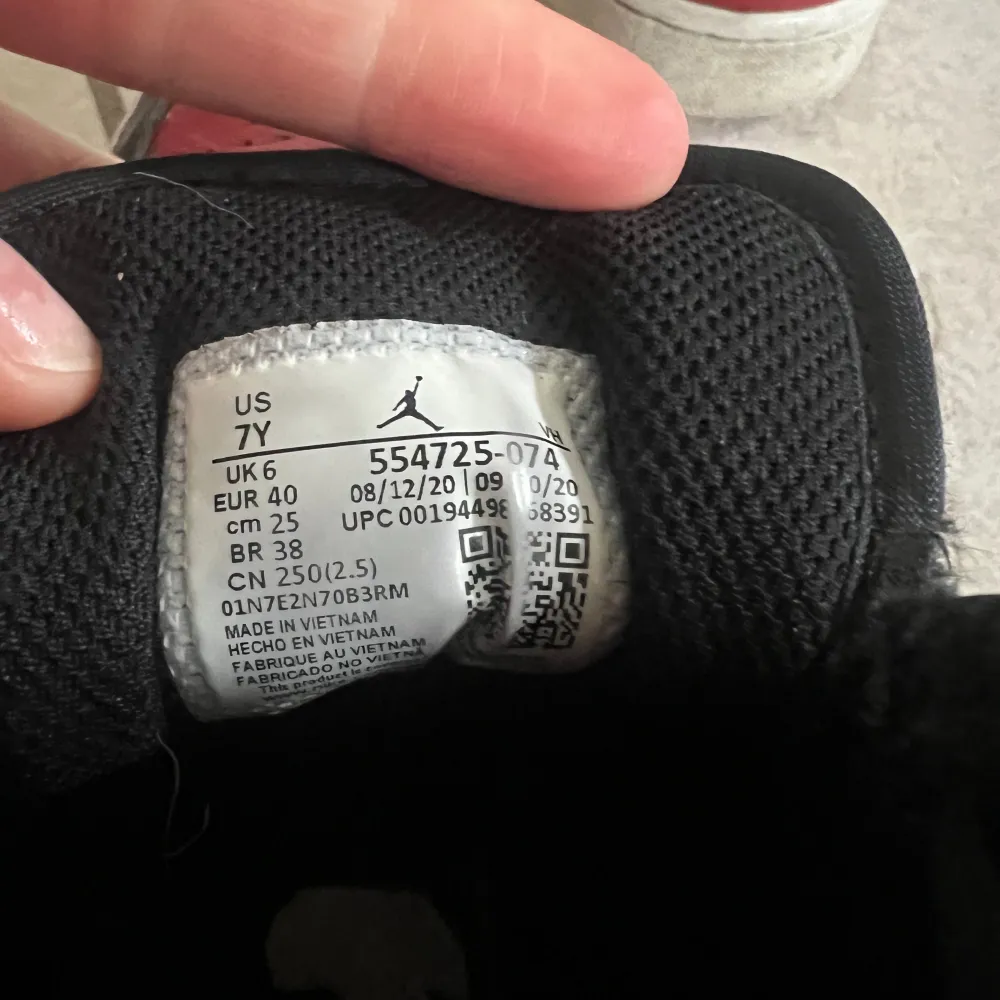 Säljer dessa Nike Jordan 1. Dem är i bra skick. Köpt för 1699kr på reestock . Säljer för 500kr. Skor.