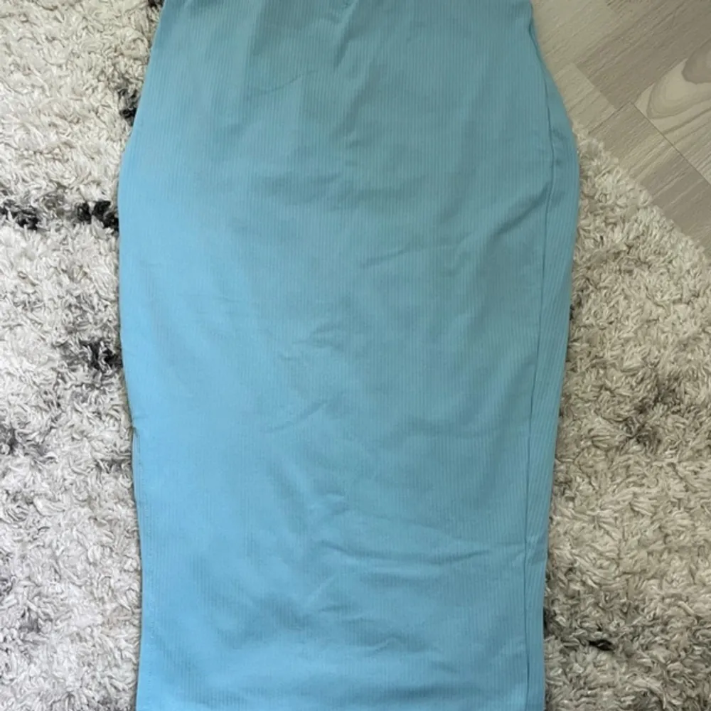 Lång ljusblå kjol med slits i sidan som är köpt från SHEIN. Storlek S men är stretchig så passar en M också. Aldrig använd, endast testad så jättefint skick🩷. Kjolar.