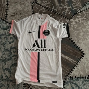 PSG t shirt - riktigt bra skick, använt EN gång. nypris 1200