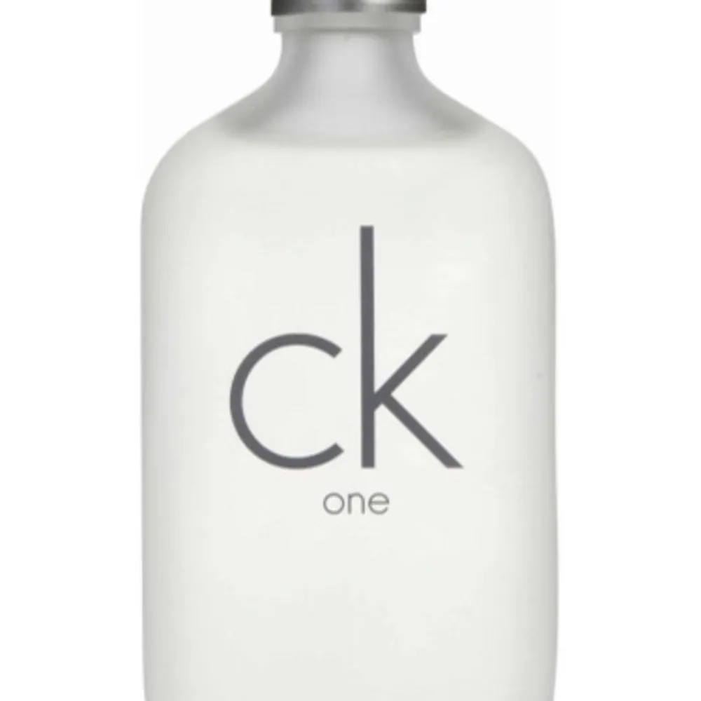 CK1 från Calvin Klein. 100ML flaska till att börja med, se bild för att se hur mycket som använts.  https://www.fragrantica.com/perfume/Calvin-Klein/CK-One-276.html. Övrigt.