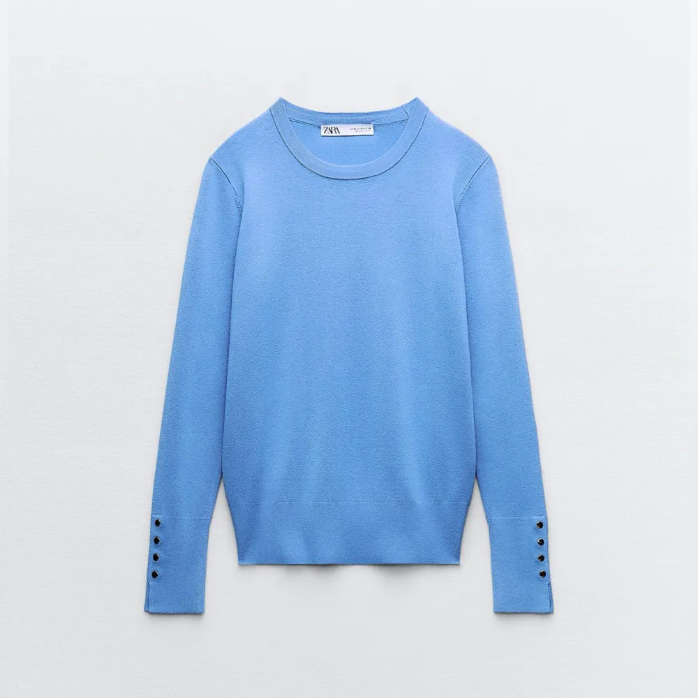 En ljusblå ”stickad” långärmad tröja från zara, superfin men har inte kommit till användning. Köptes för 399kr. Stickat.