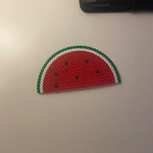 Melon pärlplatta  - Super söt till sommaren och hänga i nyckelringen💕 20kr