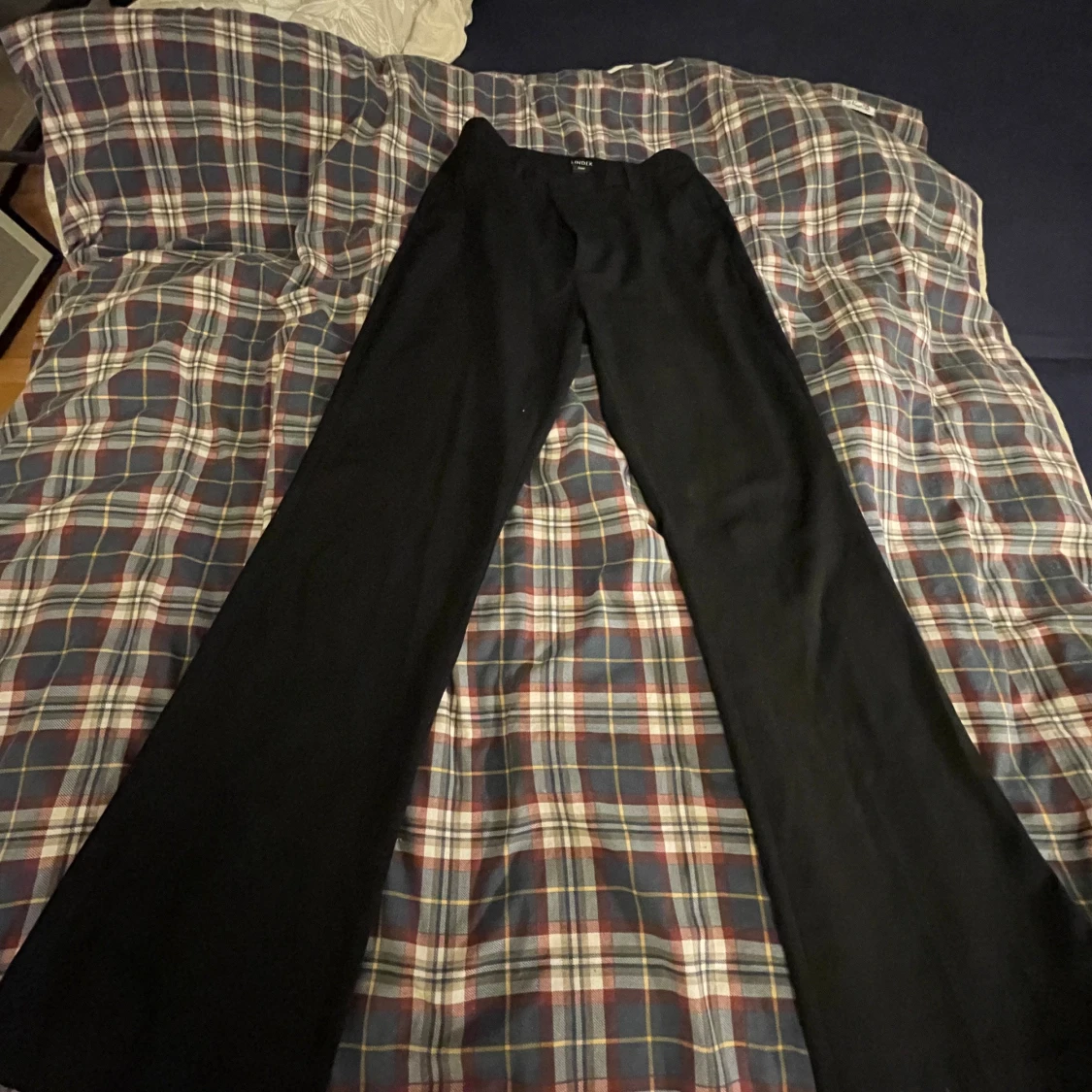 Utsvänga kostymbyxor lindex