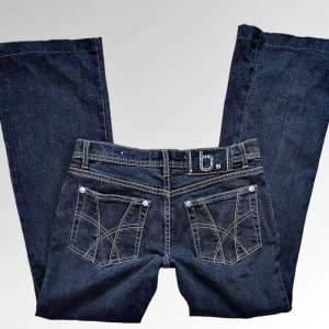 Utsvängda vintage lågmidjade jeans från b.young med coola fickor, strl 31 i amerikanska storlekar som motsvarar ungefär M // midja 39cm, längd 97cm, innerbens 77