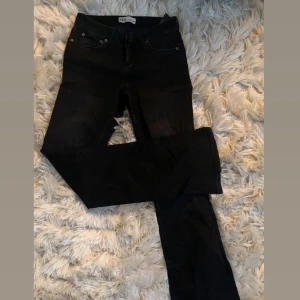 Utsvängda Zara Jeans - Svarta utsvängda jeans ifrån zara. Sitter väldigt fint och är i bra skick. Storlek 38 skulle säga passar 36 också🤍