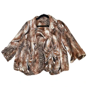 Leopardmönstrad skjorta  - Skjorta i leopardmönster. Bra skick! Ps ärmarna är korta! 