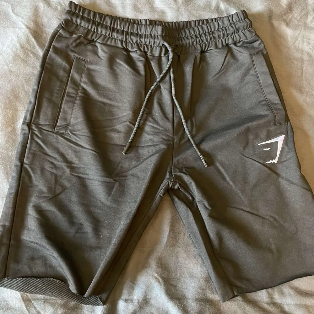 Ett par oanvända gym shark shorts, kommer inte till användning, passar storlek S/M                  Mvh//   Noah. Shorts.