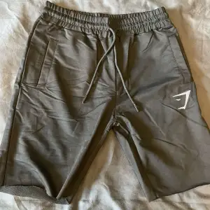 Ett par oanvända gym shark shorts, kommer inte till användning, passar storlek S/M                  Mvh//   Noah