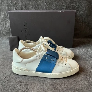 Valentino garavani open - Säljer nu mina få använda valentinos som kommer vara perfekta till sommaren. Skick 9 av 10. Sitter 40-41. Valentino box & valentino kort medföljer. Mer bilder finns