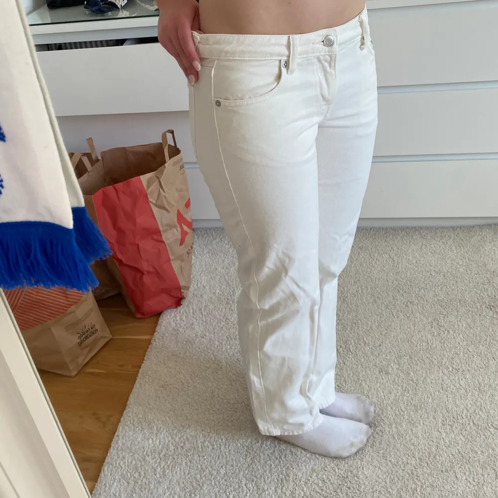Jättesnygga vita low waist jeans från weekday, aldrig använda! Skulle säga att de passar S. Nypris 500kr.  Skriv om du har några frågor💞 Köparen står för frakt. . Jeans & Byxor.