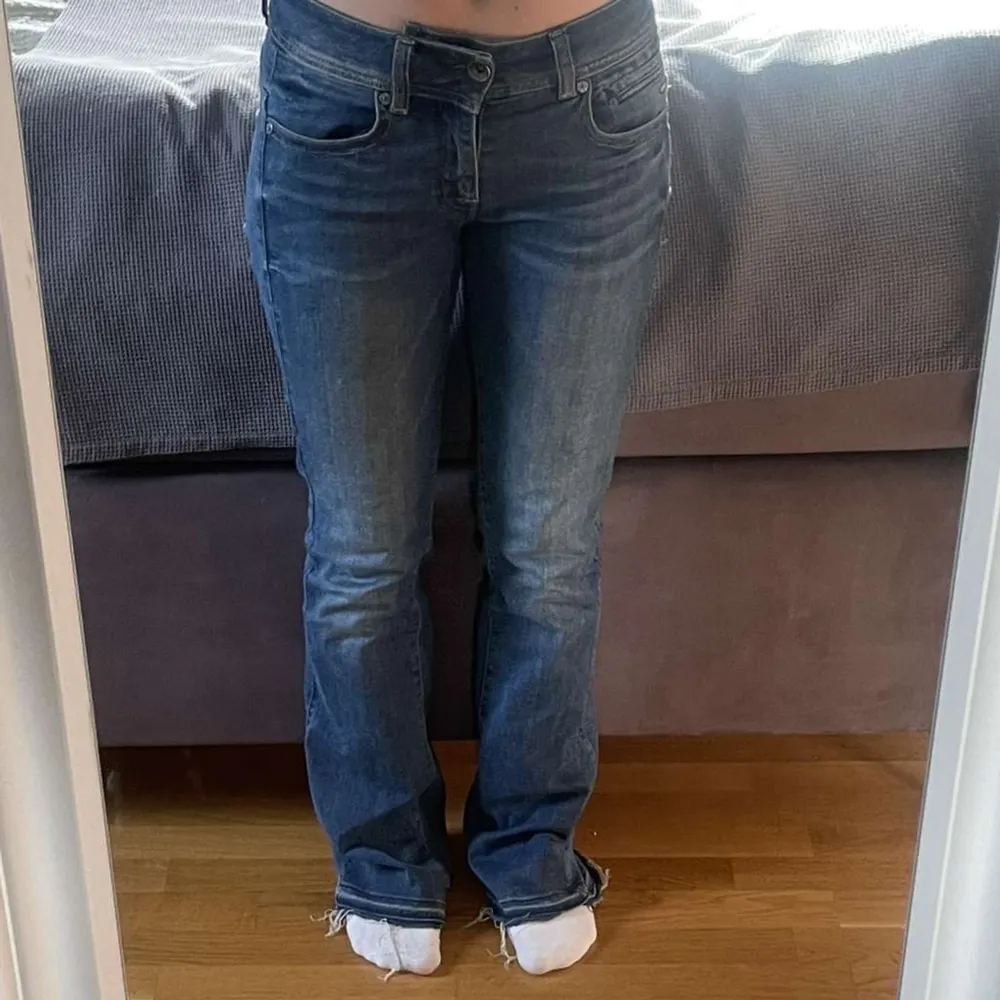 Mörkblåa Gstar jeans i storlek 28/32❤️ Uppsprätta där nere men väldigt bra skick!!. Jeans & Byxor.