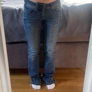 Mörkblåa Gstar jeans i storlek 28/32❤️ Uppsprätta där nere men väldigt bra skick!!