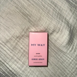 My way doft - Säljer en helt oöppnad My Way Eau de Parfum Nectar från Giorgio armani. Är 50 ml och nypriset är 1 400:-