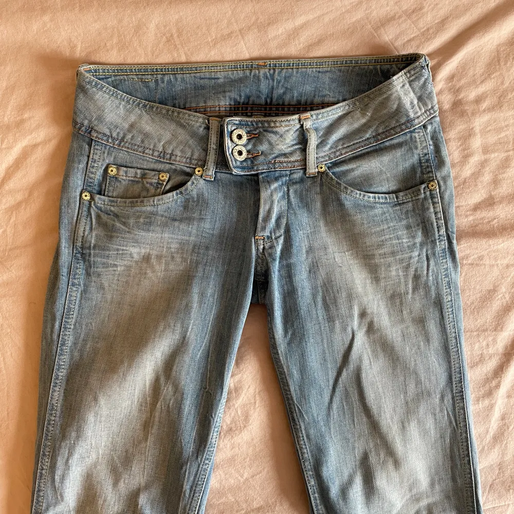 Supersnygga jeans från pepe Lågmidjade och bootcut, avklippta längst ned Midja (rakt över): 39 cm Innerben: 77 cm. Jeans & Byxor.