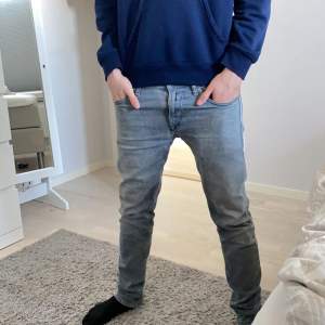 Säljer dessa replay jeans i strl 30/32. Bra skick. 