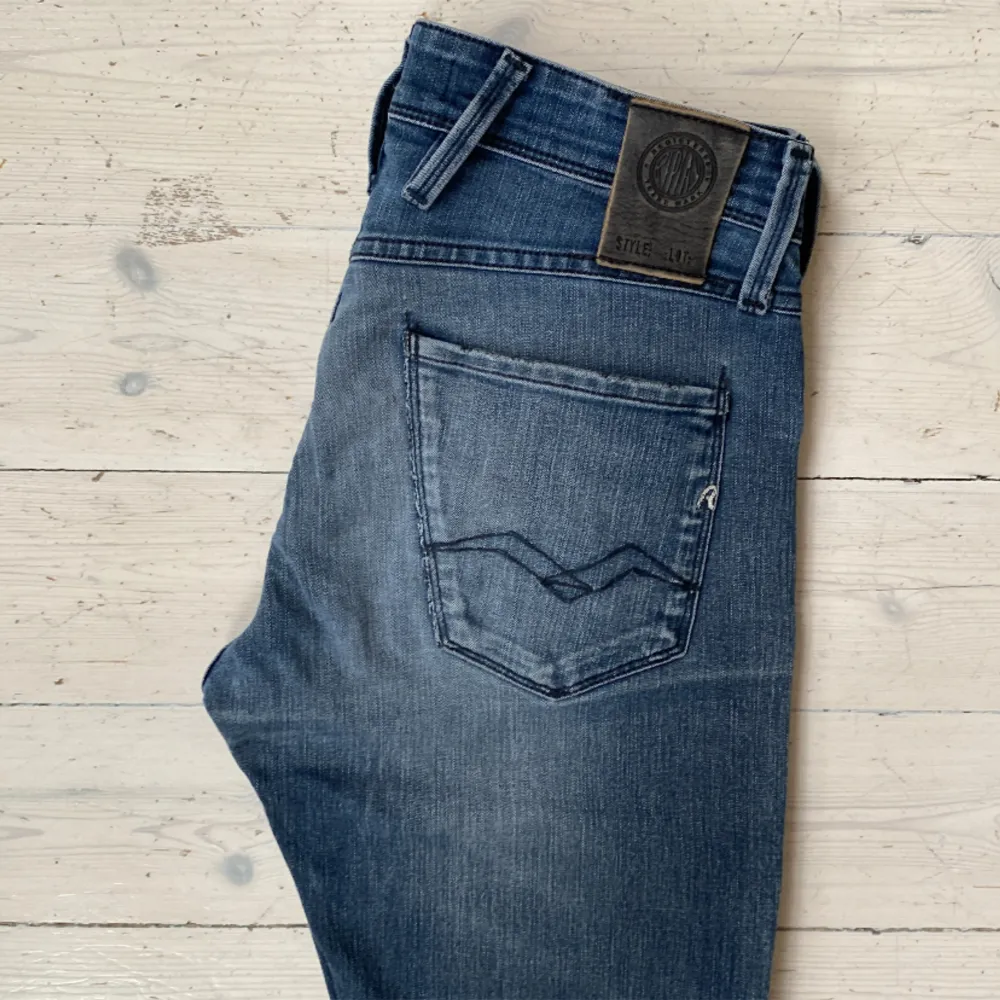 Replay Anbass Hyperflex jeans i mycket fint skick och med snygga revor 🙌Han på bilden är 186 och de är lite små, skriv vid fråga 👍 . Jeans & Byxor.