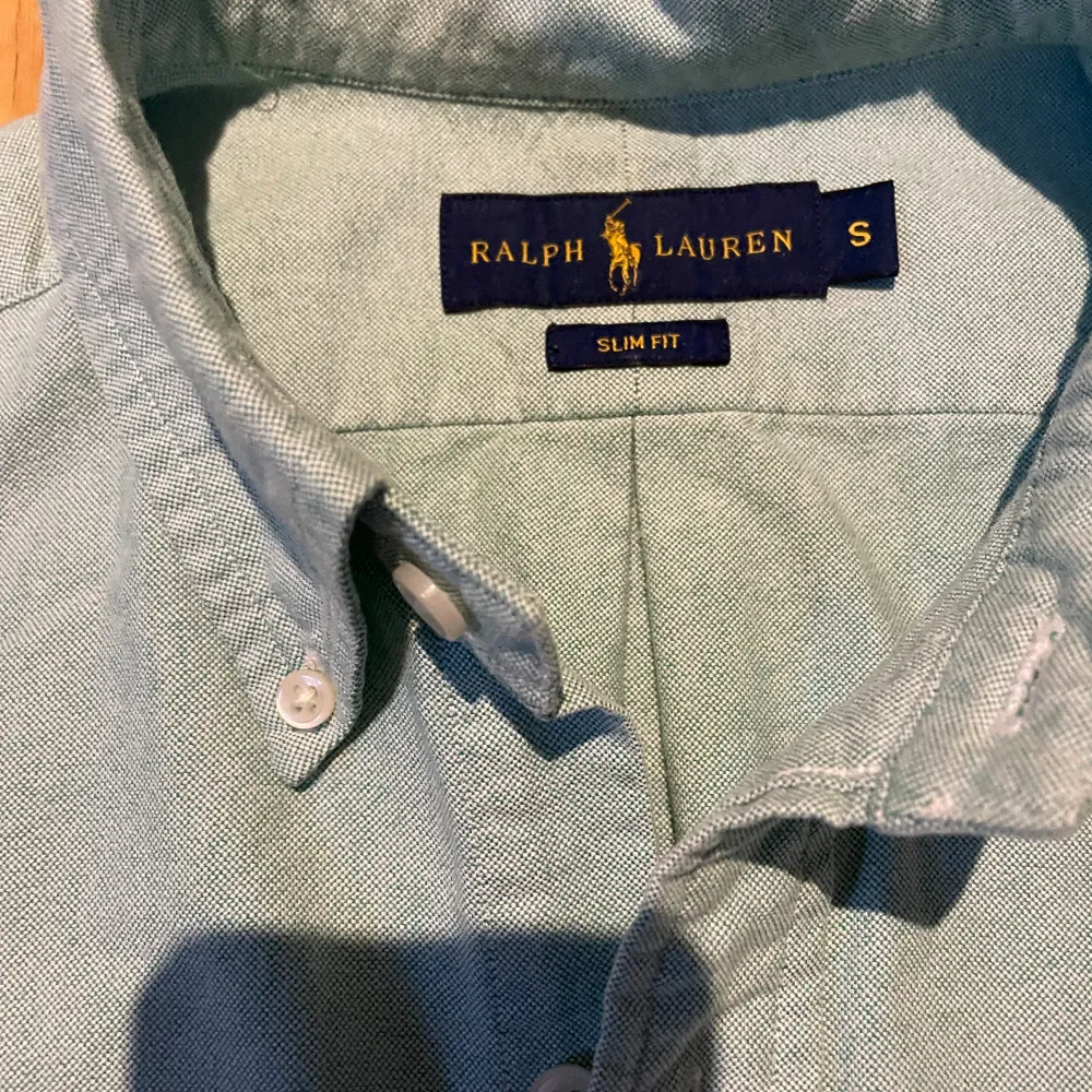 Säljer denna helt nya feta Ralph Lauren skjortan som är perfekt till sommarn . Storlek S och Slim fit. Nypris 1600 mitt pris 449, pris kan diskuteras.. Skjortor.
