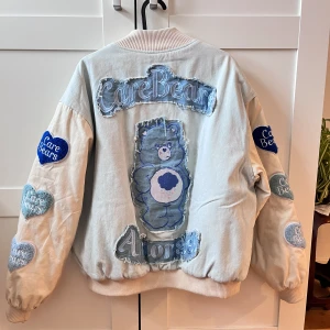 CareBear bomberjacka  - Använt enstaka gånger! Carebears bomberjacka, köpte från en kinesisk klädmärke som hade collaboration med carebears Såååå söta pattern på !!  100% bomull så håller dig varm o mysig 💝 Oversized på mig, bär själv s. Mera bilder kan skickas vid intresse