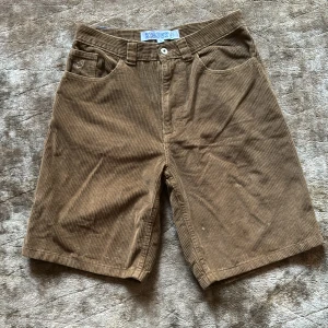 Big boy pants/jort’s  - Hej! Dem jortsen e från junkyard och fick dem för exakt ett år sedan sen e jag inte emo längre så jag säljer dem på plick nu!!! Storlek s men stora ändå! S:36-38 