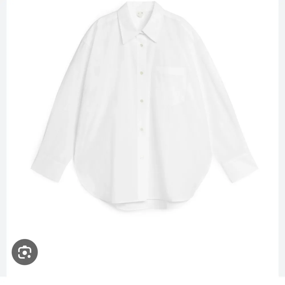 Helt ny skjorta med prislapp kvar! Aldrig använd då den glömdes bort. Snygg form, lite oversized, lite vidare ärmar. Köpt för 790, säljer för 250.. Skjortor.
