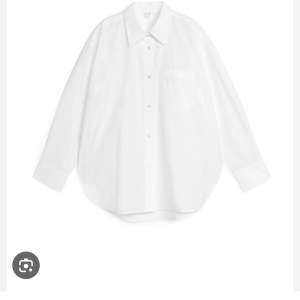 Helt ny skjorta med prislapp kvar! Aldrig använd då den glömdes bort. Snygg form, lite oversized, lite vidare ärmar. Köpt för 790, säljer för 250.