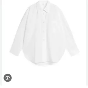 Helt ny skjorta med prislapp kvar! Aldrig använd då den glömdes bort. Snygg form, lite oversized, lite vidare ärmar. Köpt för 790, säljer för 350kr.