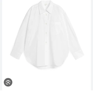 Oanvänd skjorta ARKET  - Helt ny skjorta med prislapp kvar! Aldrig använd då den glömdes bort. Snygg form, lite oversized, lite vidare ärmar. Köpt för 790, säljer för 250.