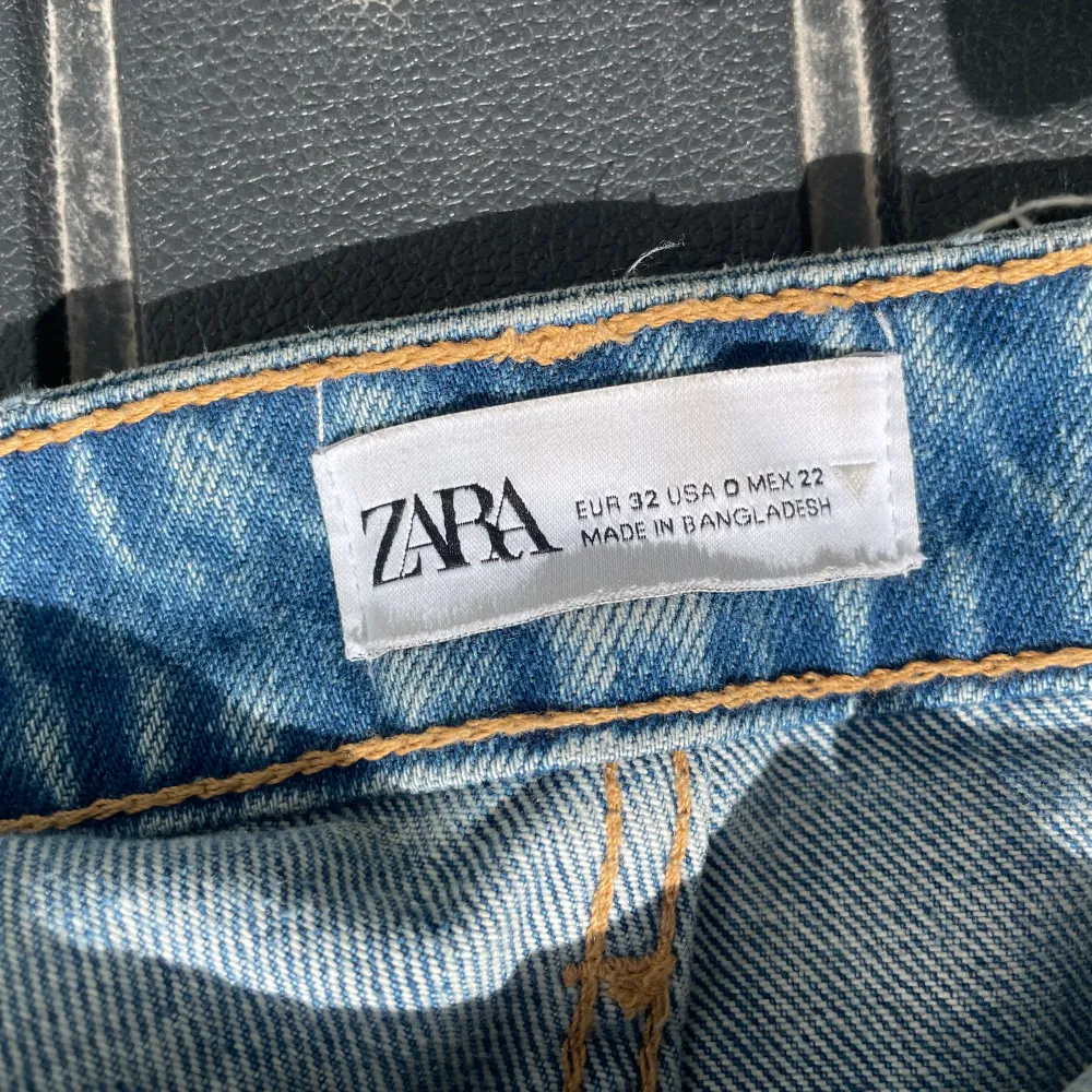 Jättefina jeansshorts från Zara! Använt fåtalgånger för att köpte dom och va lite för små men det finns inga hål förutom dom som är designade på shortsen!💕🤗 Skulle också kunna tänka mig att byta shorts med någon!. Shorts.