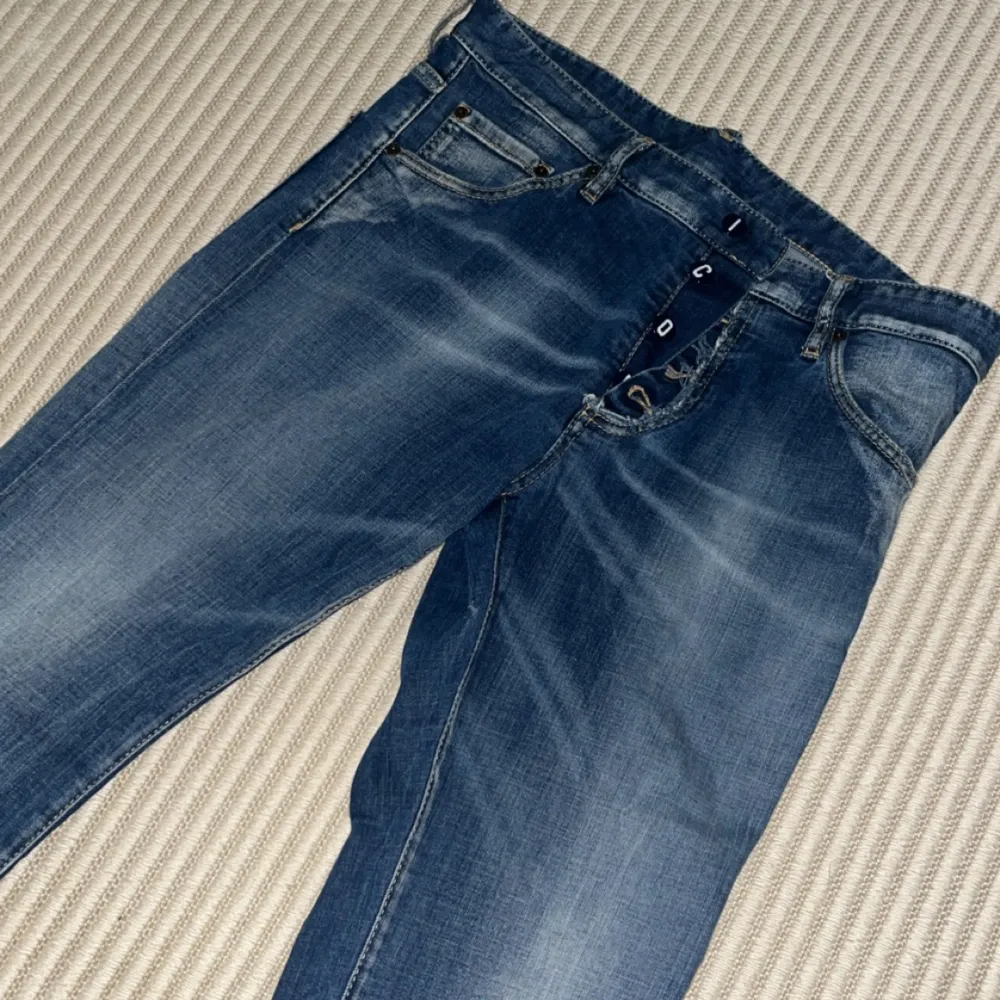Tja, säljer nu dessa över feta dsq2 jeans. Väldigt bra skick utom att det finns ett litet hål som är näst intill osynligt. . Jeans & Byxor.