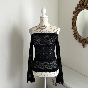 Svart spets topp - Så fin svart vintage topp i spets med utsvängda ärmar, passar storlek xs-s 🍒