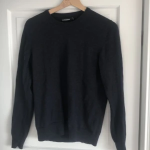 J Lindberg tröja - Jag säljer denna j lindberg tröja då den var för liten för mig, den e i storlek M. Skick på tröjan är 10/10. Ny pris 1200 kr 