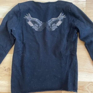 ZADIG & VOLTAIRE - Zadig tröja i bomull. Inga anmärkningar. Jätte fin strass på ryggen.  Nypris: 890kr Säljer: 500kr