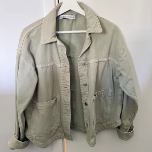 Zara jacka - Säljer denna gröna jeansjacka från zara! Köpt förra året runt maj, finns inga defekter. 