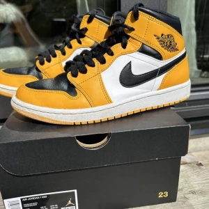 Nike Air Jordan 1 Mid, storlek 40 i fint skick - Bra skick utan skador. Rengjorda. Finns i Halmstad (Kan levereras vid området) Först till kvarn  Kan fraktas emot fraktkostnaden Både Swish & Kontant Fungerar👍🏼