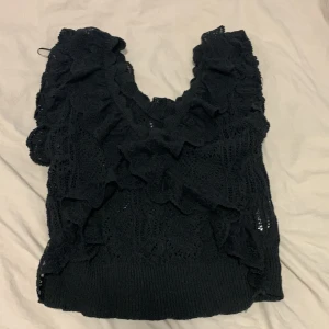 Svart topp från zara - Säljer denna då den inte används längre, köpare står alltid för frakt , inga returer