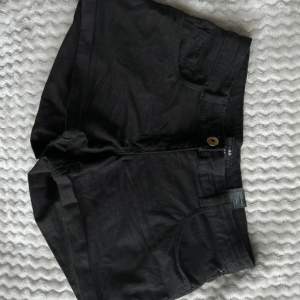 Svarta shorts i nyskick, uppvikt modell