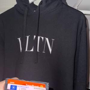 Valentino hoodie i nyskick Cond 9/10 Srl L Nypris 3300kr Hör av er vid fler frågor! Köpt från HAIENDO shop 