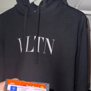 Valentino Hoodie - Valentino hoodie i nyskick Cond 9/10 Srl L Nypris 3300kr Hör av er vid fler frågor! Köpt från HAIENDO shop 