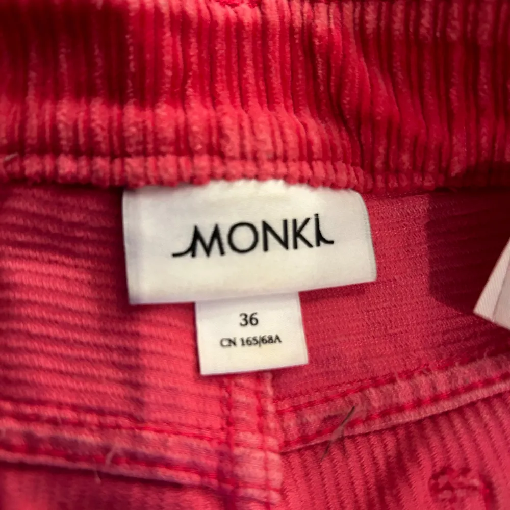 Storlek: 36 Välanvända rosa manchesterbyxor i bra skick Köparen står för frakten . Jeans & Byxor.