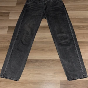 Levi’s jeans  - W28 L32 Använda inte så mycket för att de inte passade från början när vi köpte byxorna  Ganska bra skick.  Väldigt få skavanker. Nypris c 1300kr 