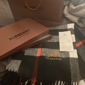 Burberry - Helt ny stick 9/10 halsduk pris kan diskuteras 