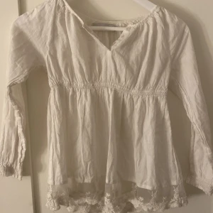 Vit blus  - Säljer en super fin blus som e i storlek 140 men den passar mig som vanligtvis har XS/S