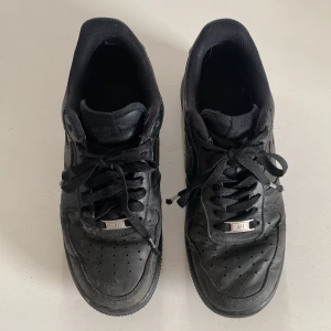 Svarta AirForces - Storlek 42, använda i typ ett halvår KAN GÅ NER I PRIS VID INTRESSE 