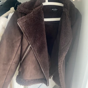 Vår jacka  - Hejsan. Ja säljer en mörk brun jacka som passar perfekt till våren . Storlek xs och är endast använd 1 gång . Köptes för 700 säljs för 300kr