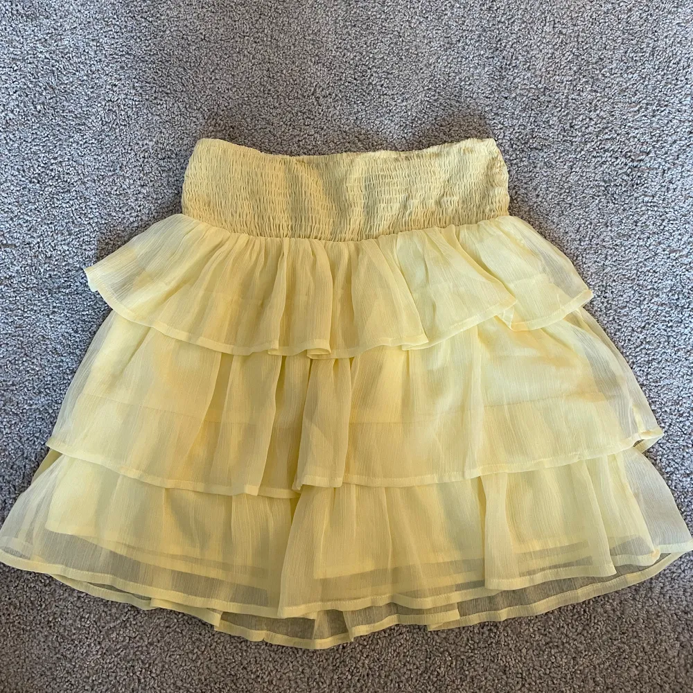 Säljer min gula kjol från Vero Moda. Kjolen är använd ett fåtal gånger så den är i bra skick. . Kjolar.