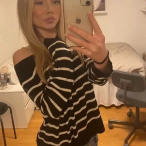 Randig zara tröja 😍 - Säljer min såså snygga svart vit randiga finstickade tröja från zara, perfekt för sommarkvällar ❤️❤️