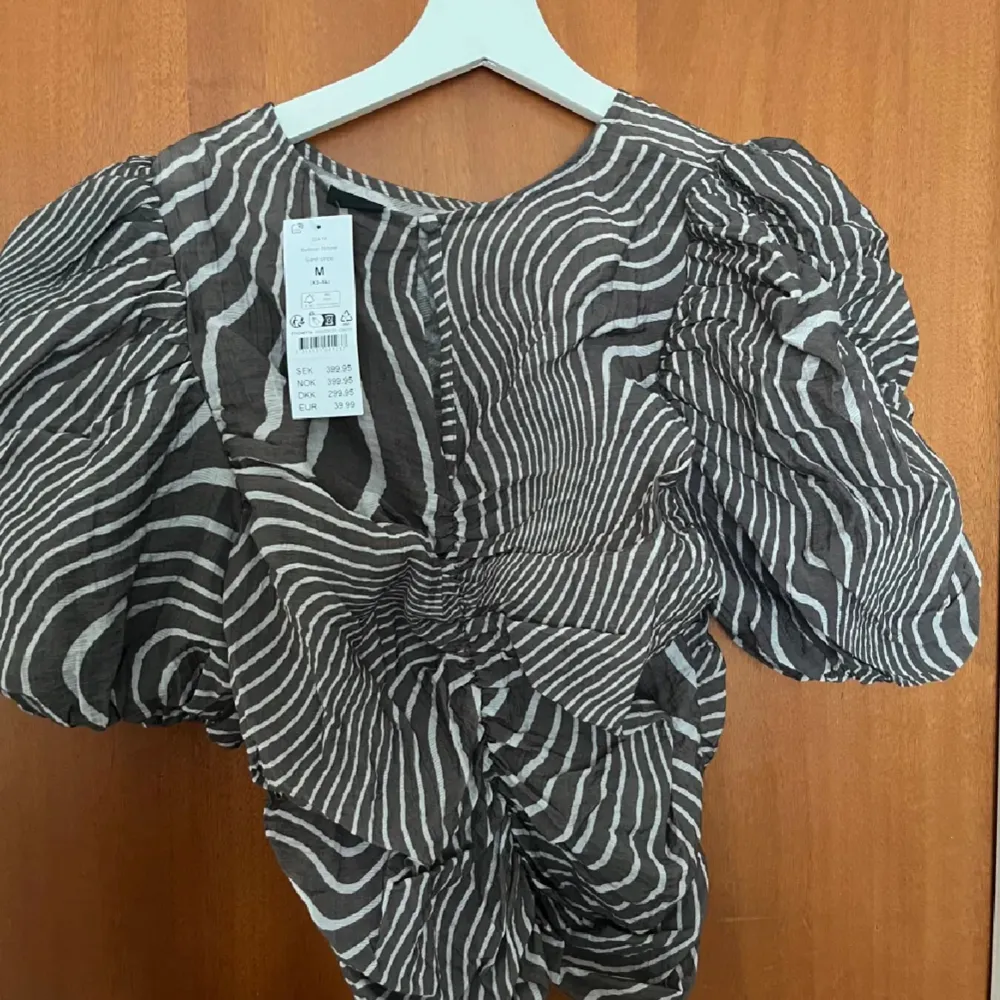 Säljer denna slutsålda blus från Ginatricot så fin till en kjol eller ett par jeans 😍💕nypris: 399kr . Blusar.