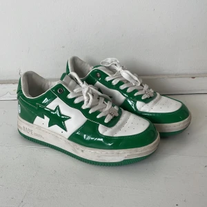 bape bapesta - jättefina bape skornas jag köpte på plick, bapesta i storlek 43. PASSAR 42. säljer för dem va lite för stora för mig:(. kom privat om du har frågor