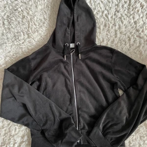 Gina tricot tröja - Säljer min fina gina hoodie. Den är i jätte fint skick❤️ Köpt för 200kr. OBS! Köparen står för frakten.