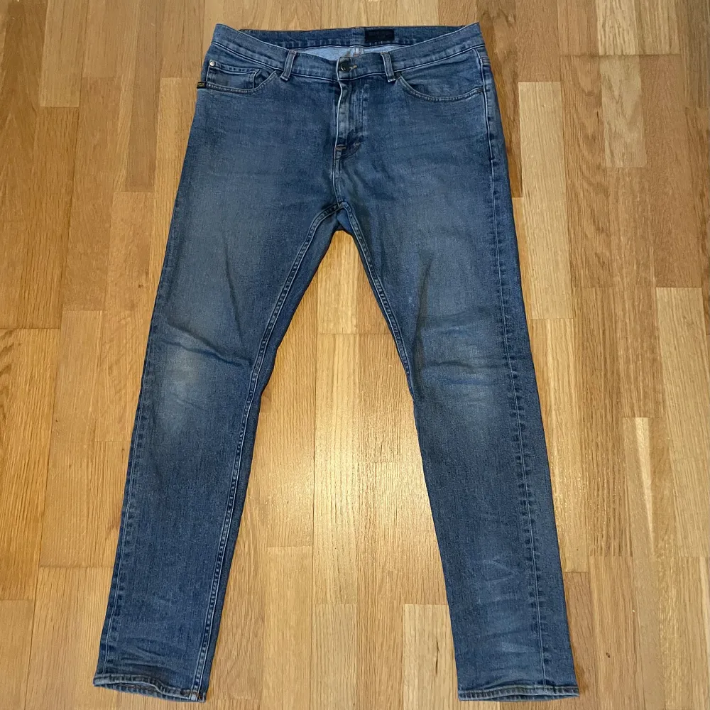 Tiger of Sweden jeans i väldigt bra skick. Storleken sitter som W31 L32. Nypris 1600 mitt pris 249.. Jeans & Byxor.